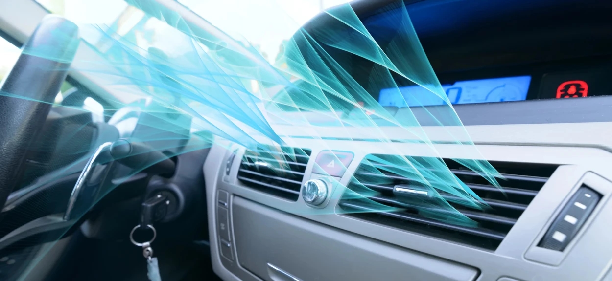 Klima koja duva hladan vazduh u auto.