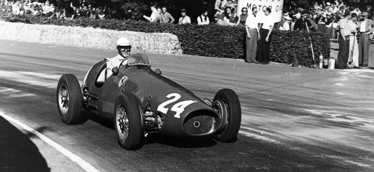 Istorijska crno-bela trkačka Alfa Romeo na stazi – simbol dominacije u motosportu i prve F1 titule 1950. godine