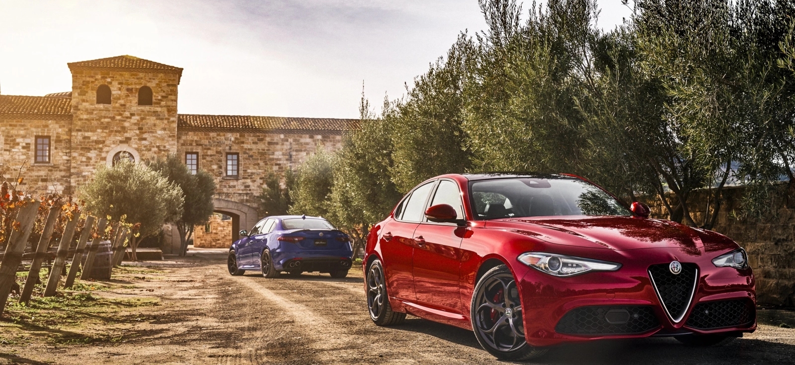 Crvena Alfa Romeo Giulia na putu – moderna sportska limuzina koja simbolizuje povratak Cuore Sportivo DNK brenda