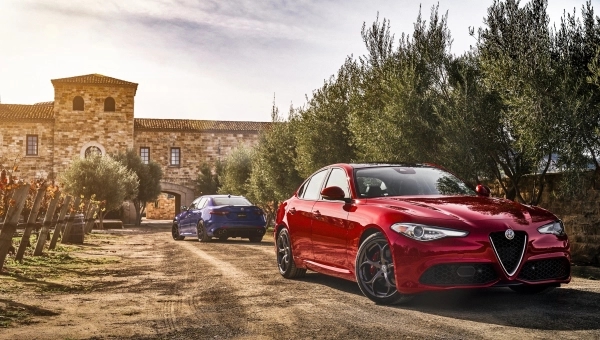 Crvena Alfa Romeo Giulia na putu – moderna sportska limuzina koja simbolizuje povratak Cuore Sportivo DNK brenda