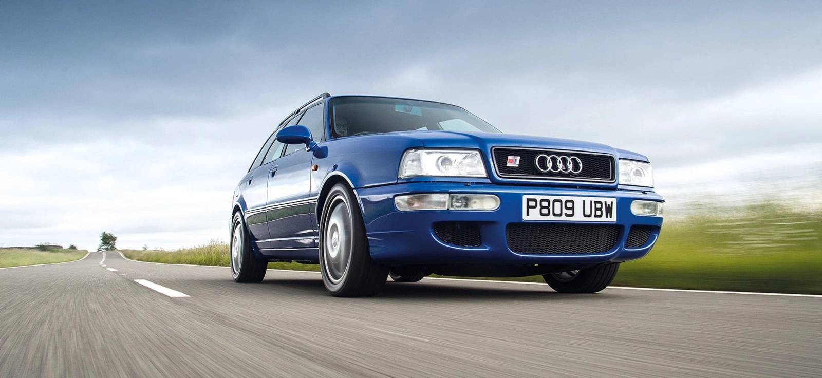Audi RS2 Avant u prepoznatljivoj plavoj boji u pokretu na otvorenom putu