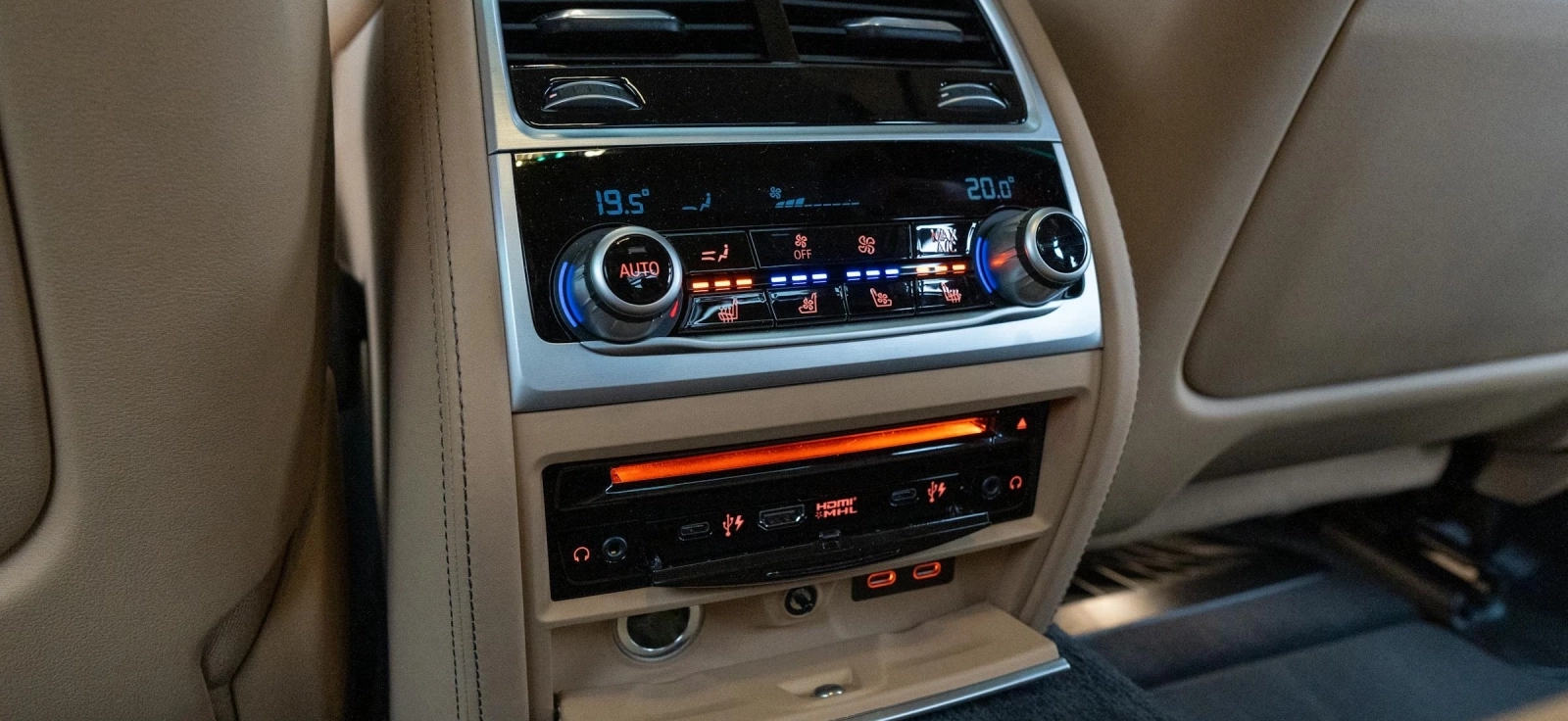 Kontrolna tabla za klimu u autu.