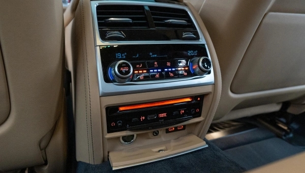 Kontrolna tabla za klimu u autu.