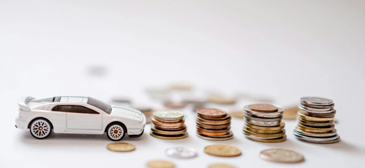 Ilustracija koja prikazuje finansijski aspekt kupovine automobila – auto kredit naspram lizinga i različite troškove