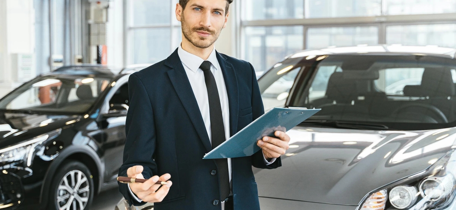 Savetovanje kupca u auto salonu o najpovoljnijem načinu finansiranja automobila putem kredita ili lizinga