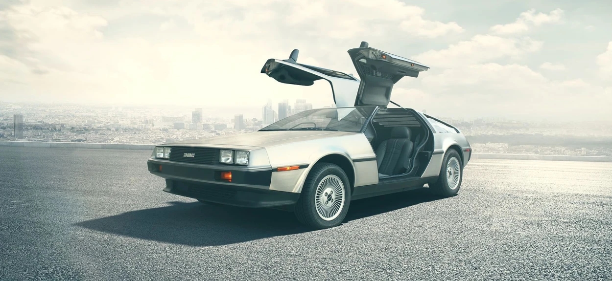 Automobil sa otvorenim vratima na gore.