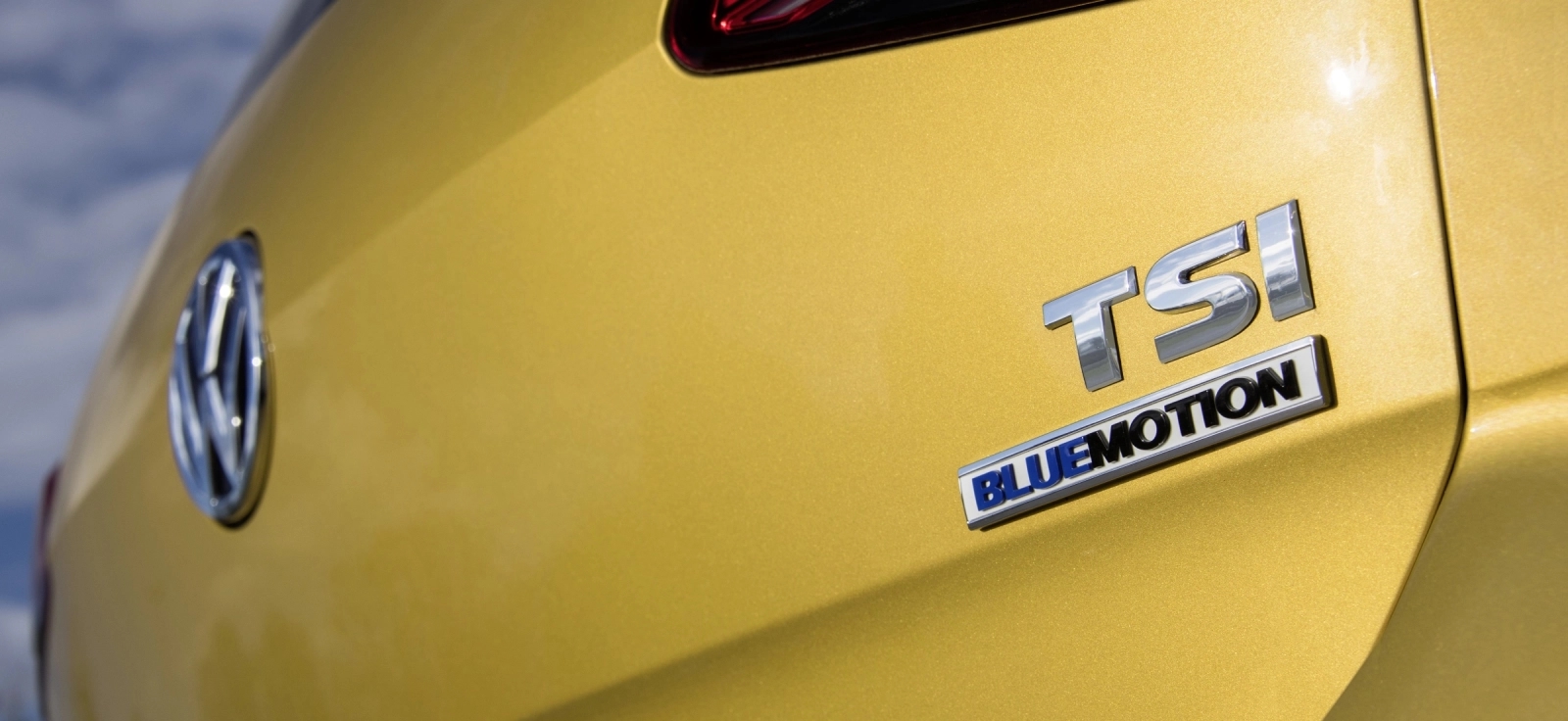 Krupni kadar žutog Volkswagen Golf modela sa TSI BlueMotion amblemom i modernim LED zadnjim svetlima
