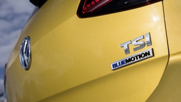 Krupni kadar žutog Volkswagen Golf modela sa TSI BlueMotion amblemom i modernim LED zadnjim svetlima