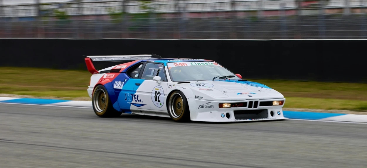 Trkački BMW M1 u punoj brzini na stazi tokom Procar šampionata koji prikazuje aerodinamiku i snagu