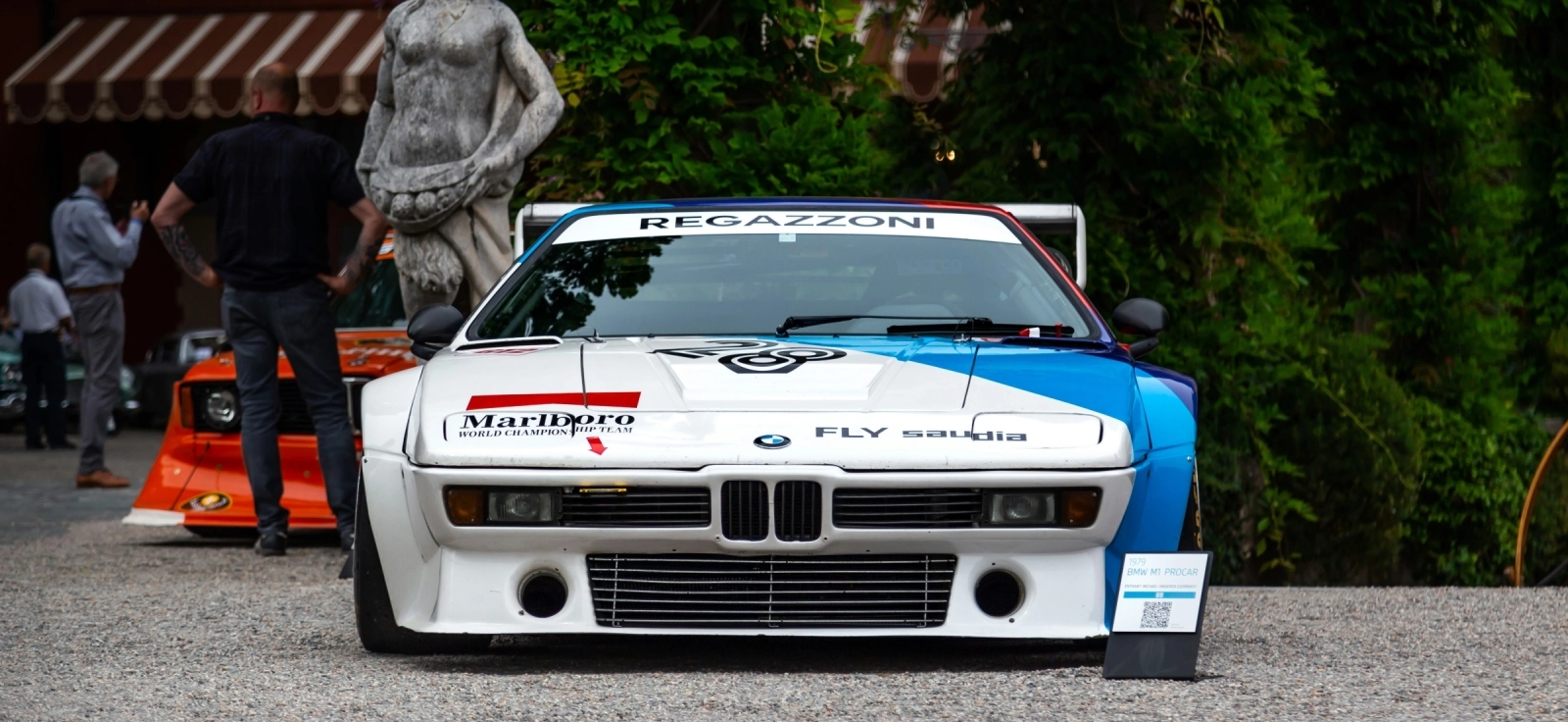 Prednji deo legendarnog BMW M1 Procar automobila sa trkačkim detaljima i prepoznatljivim bubrezima