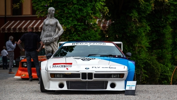Prednji deo legendarnog BMW M1 Procar automobila sa trkačkim detaljima i prepoznatljivim bubrezima