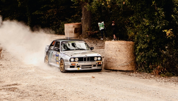 BMW M3 E30 u reli verziji proklizava na zemljanoj stazi dok publika posmatra sa strane