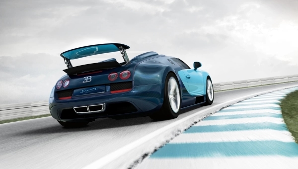 Bugatti Veyron na trkačkoj stazi kao automobil koji je promenio svet hiperautomobila