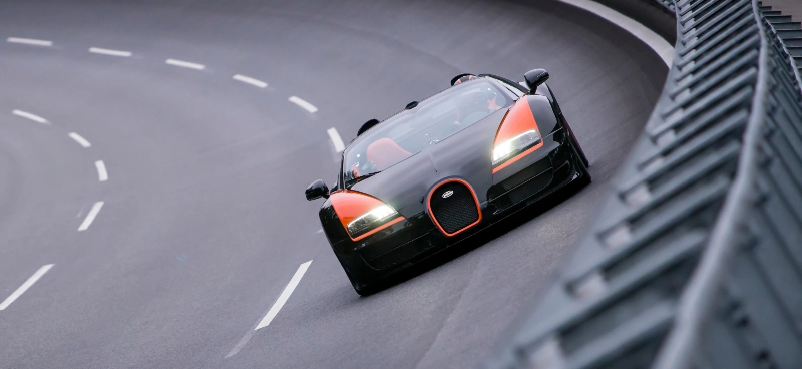 Bugatti Veyron pri velikoj brzini koji je probio granicu od 400 km/h