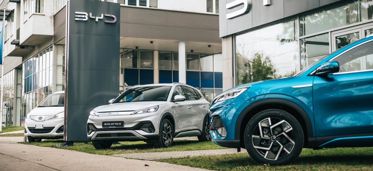 Savremeni BYD poslovni i proizvodni objekat u Mađarskoj sa izloženim električnim vozilima ispred ulaza i istaknutim brendingom kompanije