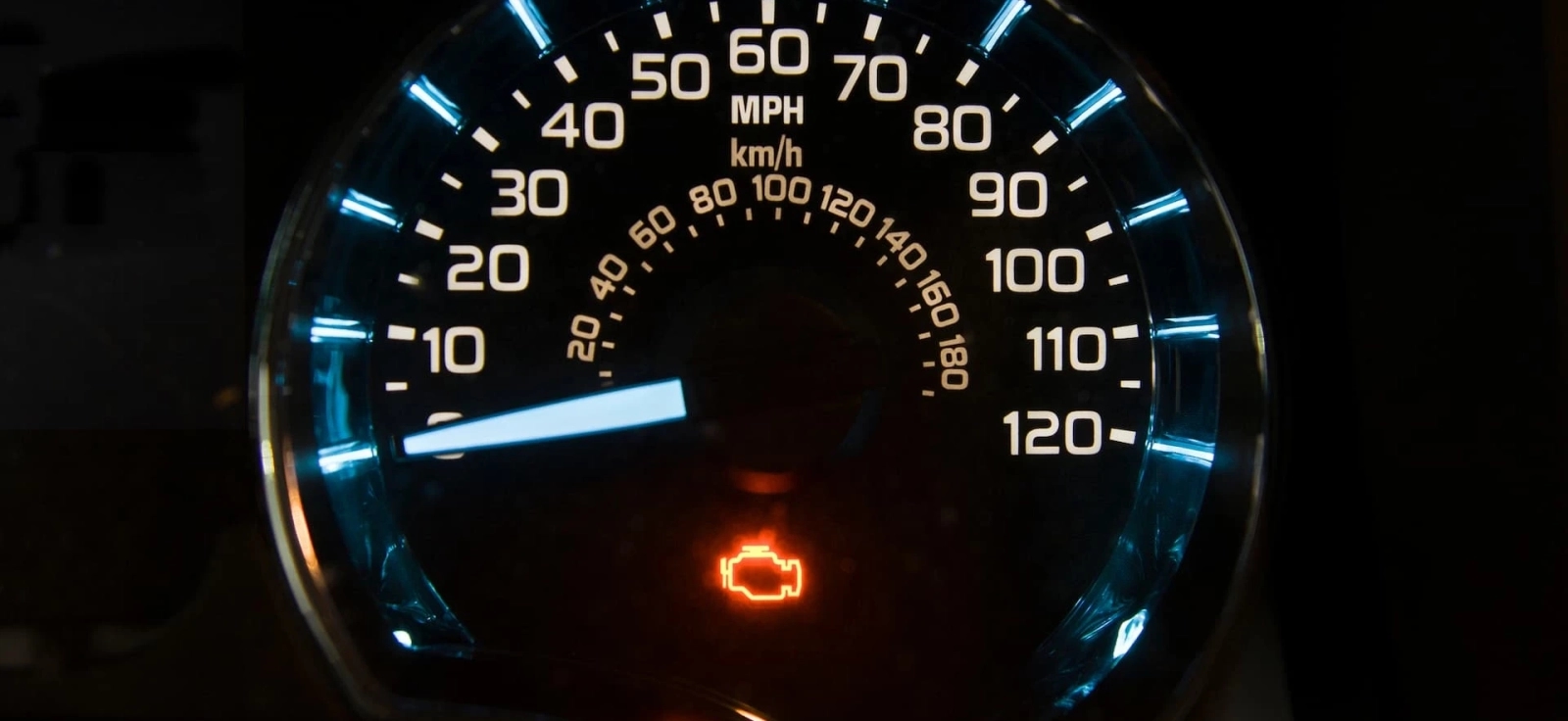 Upaljena Check Engine lampica na instrument tabli automobila