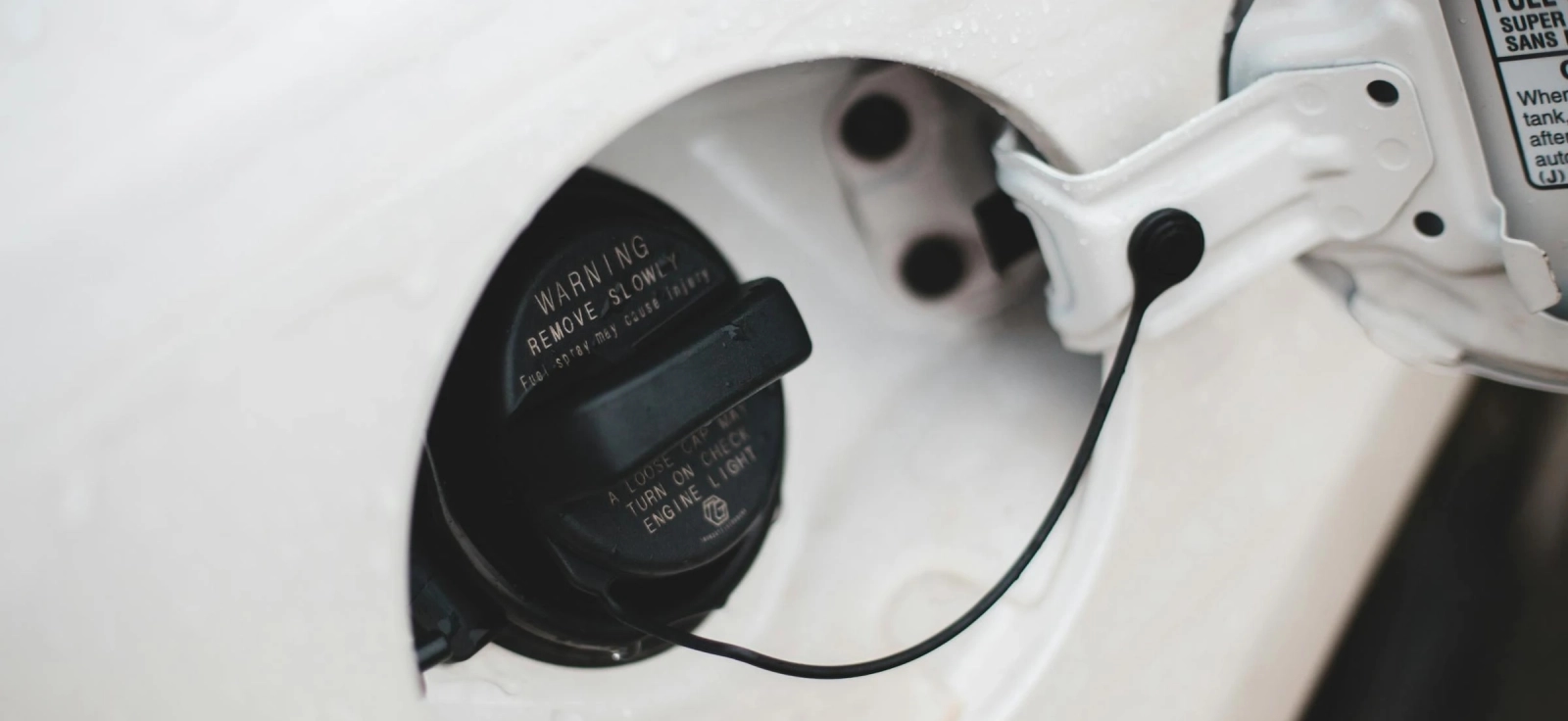 Nepravilno zatvoren čep rezervoara kao čest uzrok Check Engine lampice