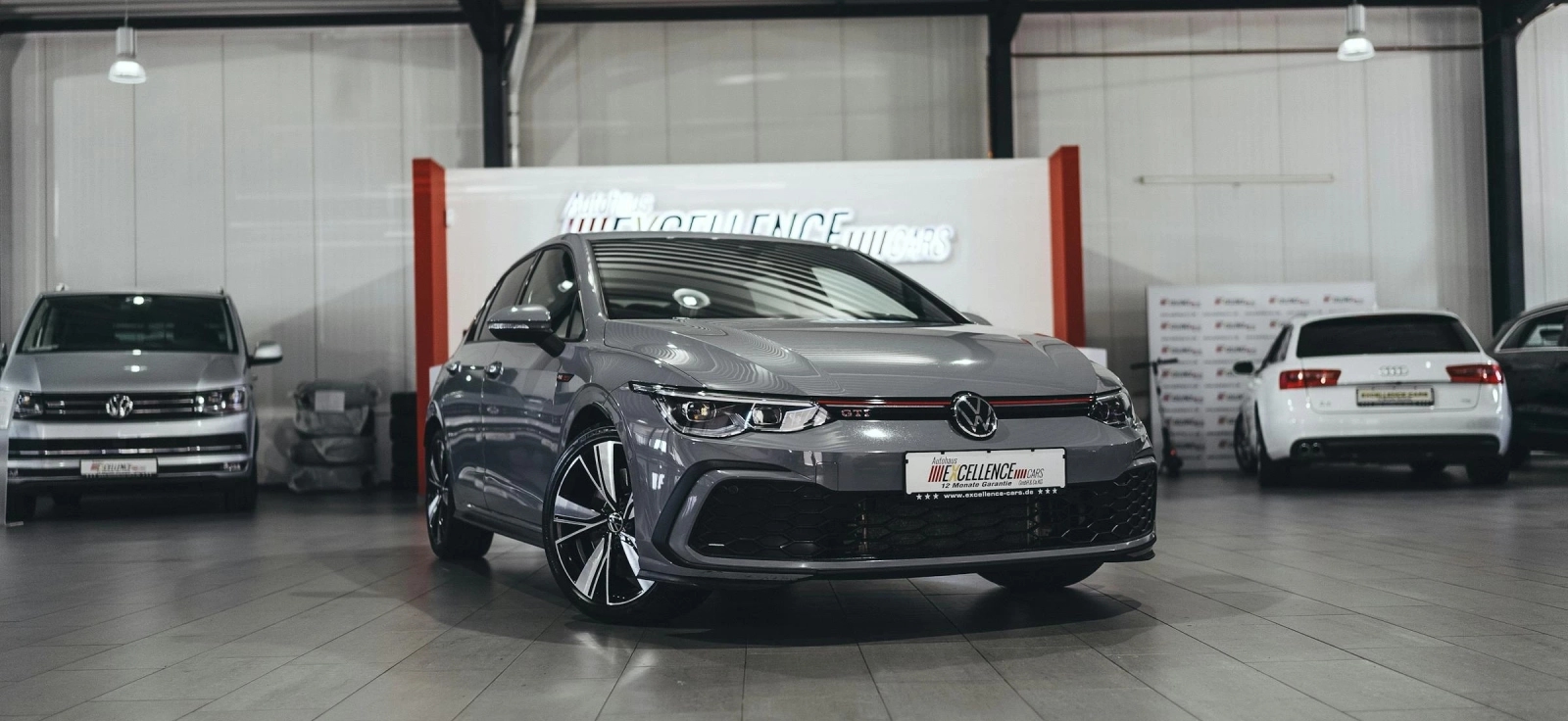 Sivi auto marke Golf u salonu za prodaju.