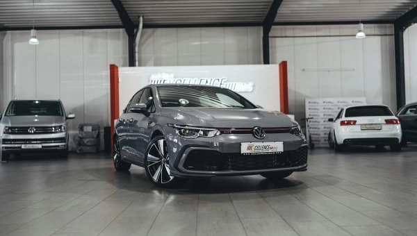 Sivi auto marke Golf u salonu za prodaju.