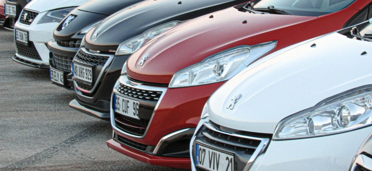 Polovni automobili marke Pežo parkirani jedan pored drugog za prodaju.