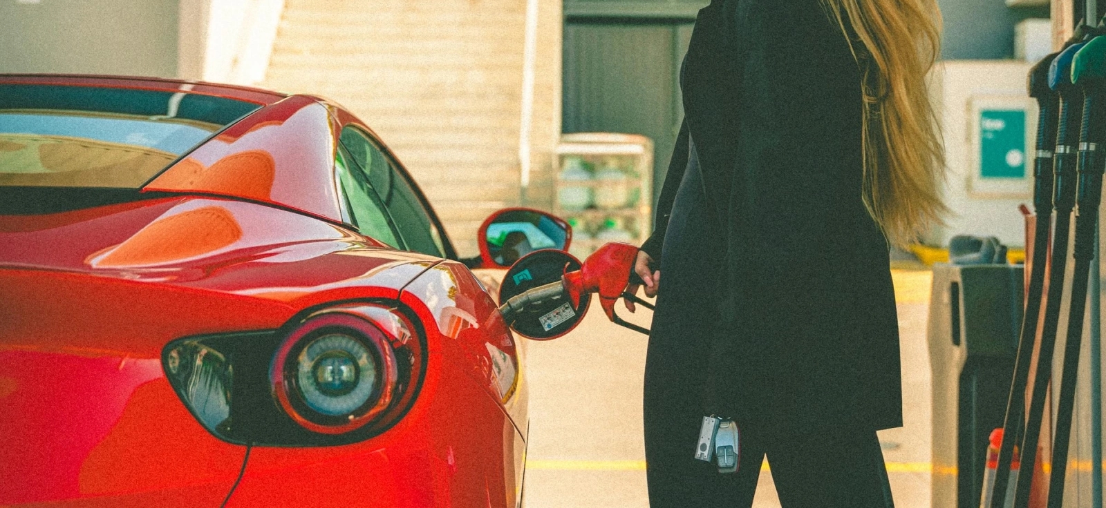 Vozač sipa premium gorivo u sportski automobil na modernoj benzinskoj pumpi, ilustracija razlike između skupljeg i jeftinijeg goriva