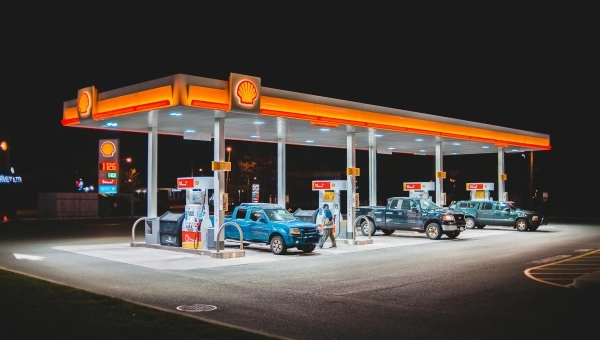 Shell benzinska pumpa noću sa automobilima koji toče premium gorivo, simbol kvaliteta goriva i razlika među brendovima