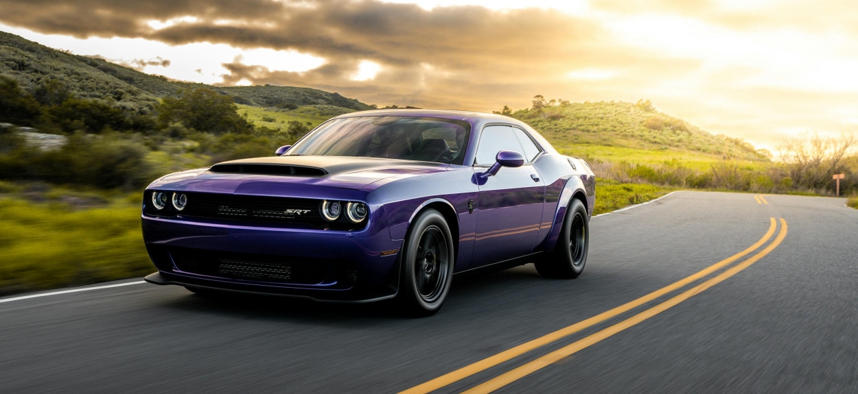 Ljubičasti Dodge Challenger SRT Hellcat u vožnji na otvorenom putu, ističući svoj klasični retro dizajn i Air-Catcher farove