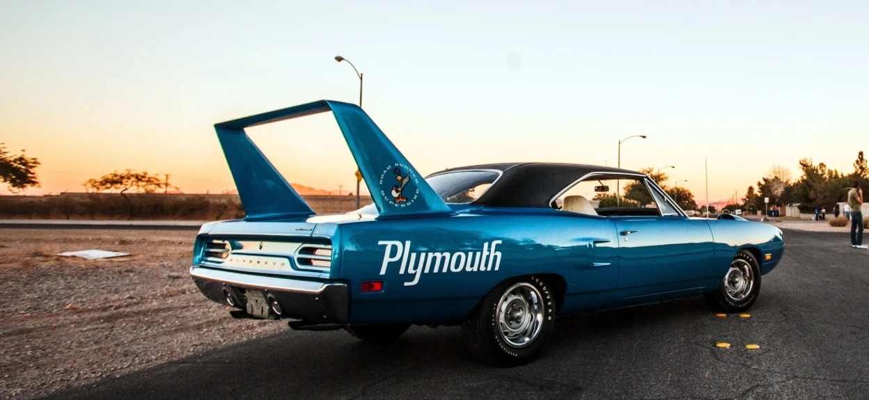Plymouth Superbird iz 1970. godine sa velikim zadnjim spojlerom, razvijen kao aerodinamični pandan Dodge Daytoni za NASCAR trke
