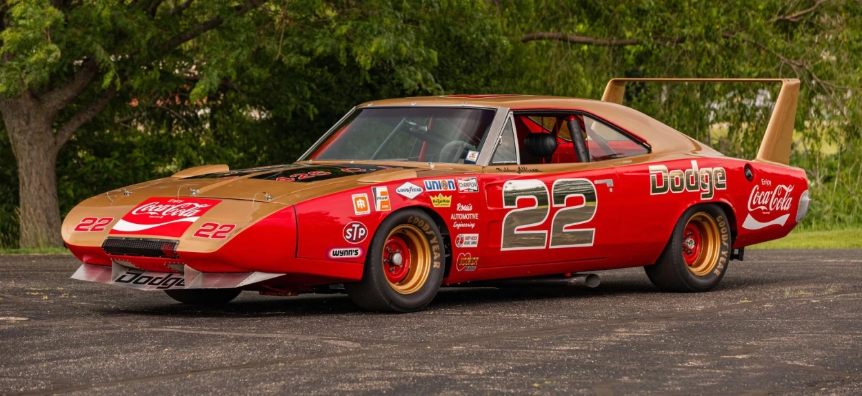 Dodge Charger Daytona iz 1969. u NASCAR trkačkoj konfiguraciji sa brojem 22 i prepoznatljivim aerodinamičnim spojlerom