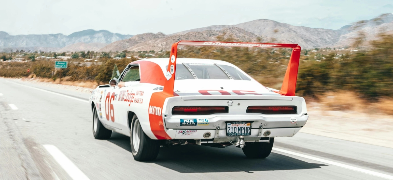 Zadnji pogled na Dodge Charger Daytonu iz 1969. u vožnji, sa visokim spojlerom koji je obeležio NASCAR eru