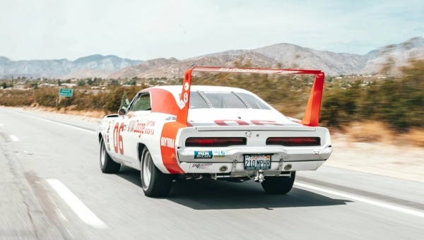 Zadnji pogled na Dodge Charger Daytonu iz 1969. u vožnji, sa visokim spojlerom koji je obeležio NASCAR eru