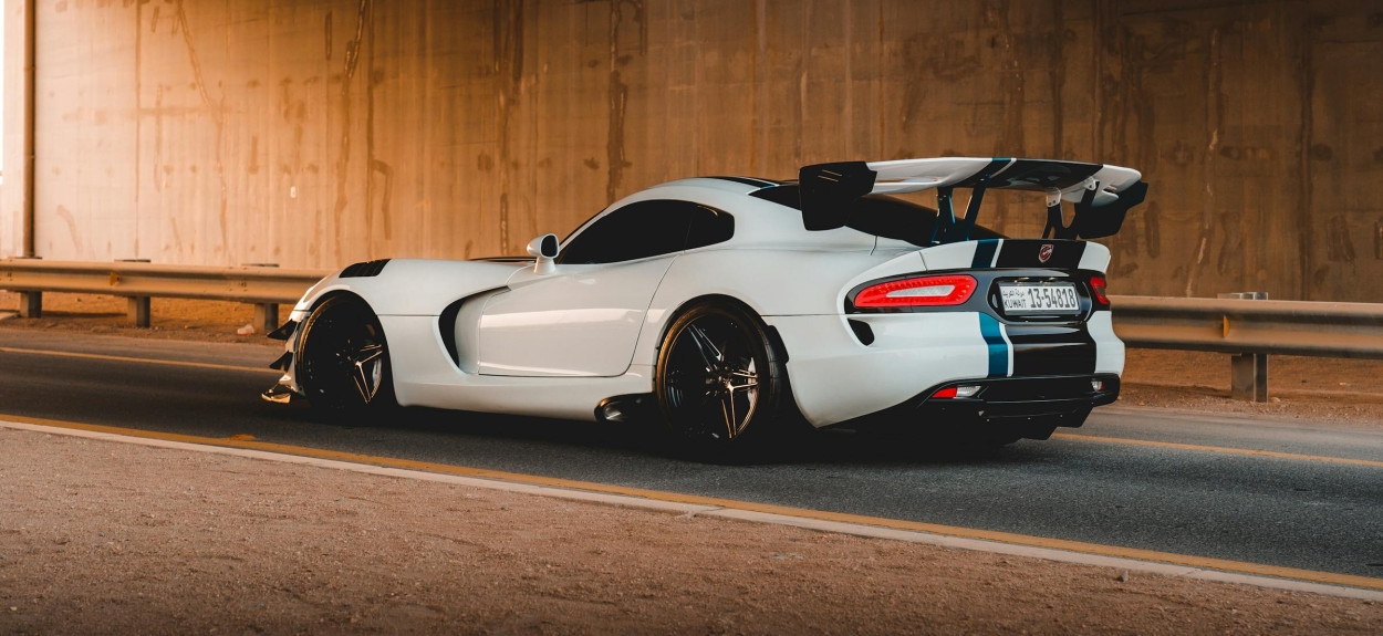 Beli Dodge Viper ACR u vožnji ispod podvožnjaka, prikazuje agresivan dizajn i trkačku siluetu