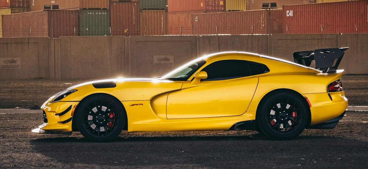Žuti Dodge Viper ACR sa velikim zadnjim spojlerom i Extreme Aero paketom parkiran na asfaltu