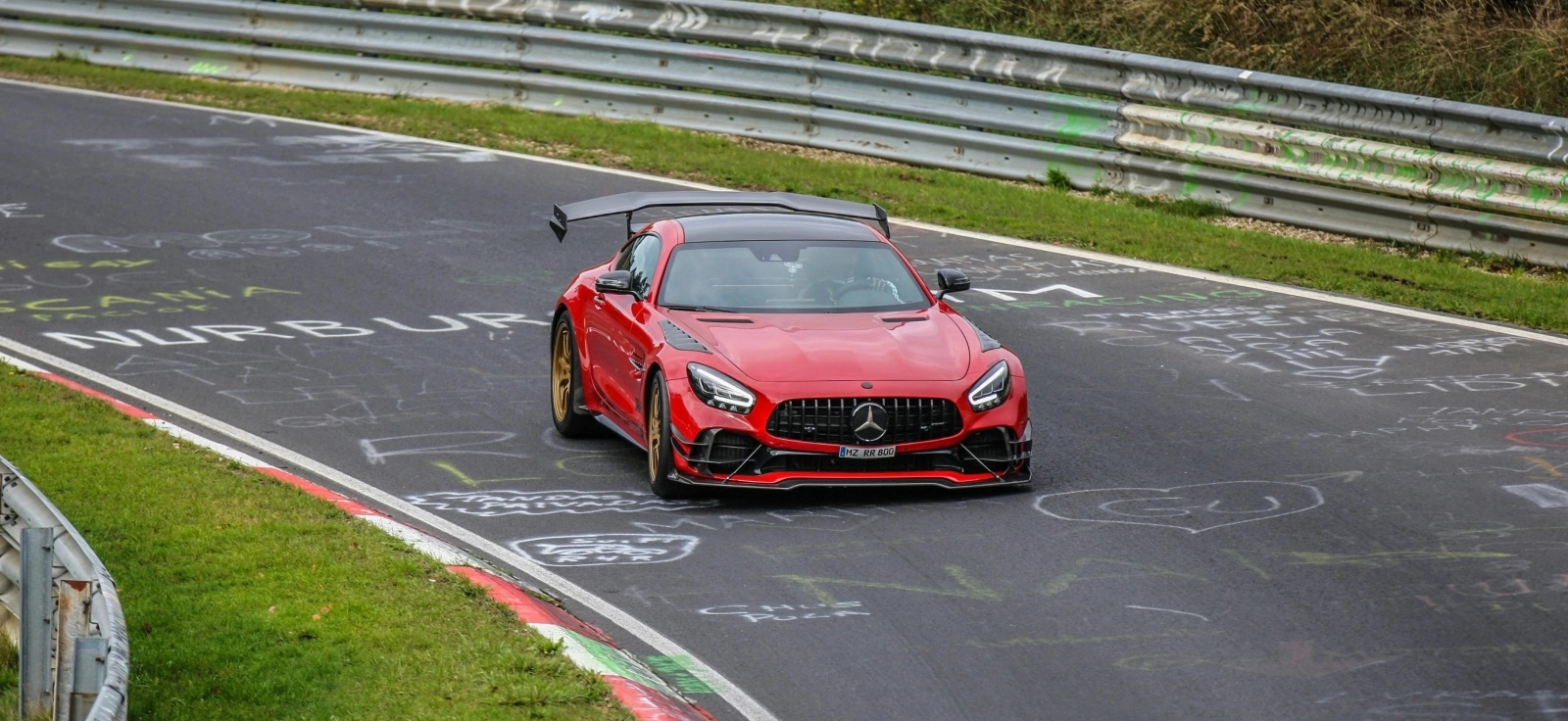 Crveni automobil marke Mercedes na trkačkoj stazi.