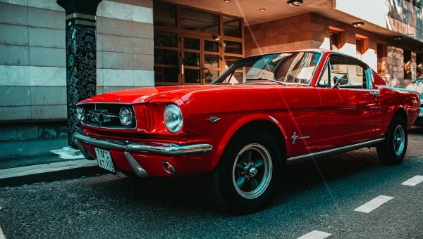 Ford Mustang 1964 sa V8 motorom iz zlatne ere američkih muscle automobila