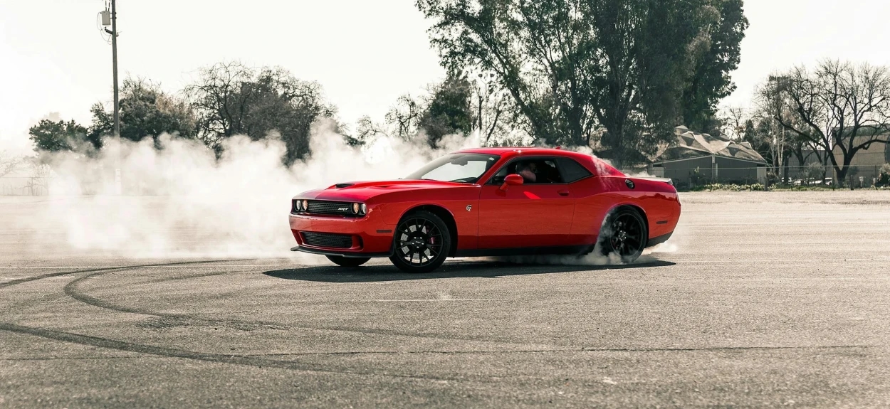 Dodge Challenger SRT Hellcat sa 707 konjskih snaga tokom burnouta