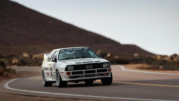 Audi Quattro reli automobil u brzoj vožnji kroz planinski put