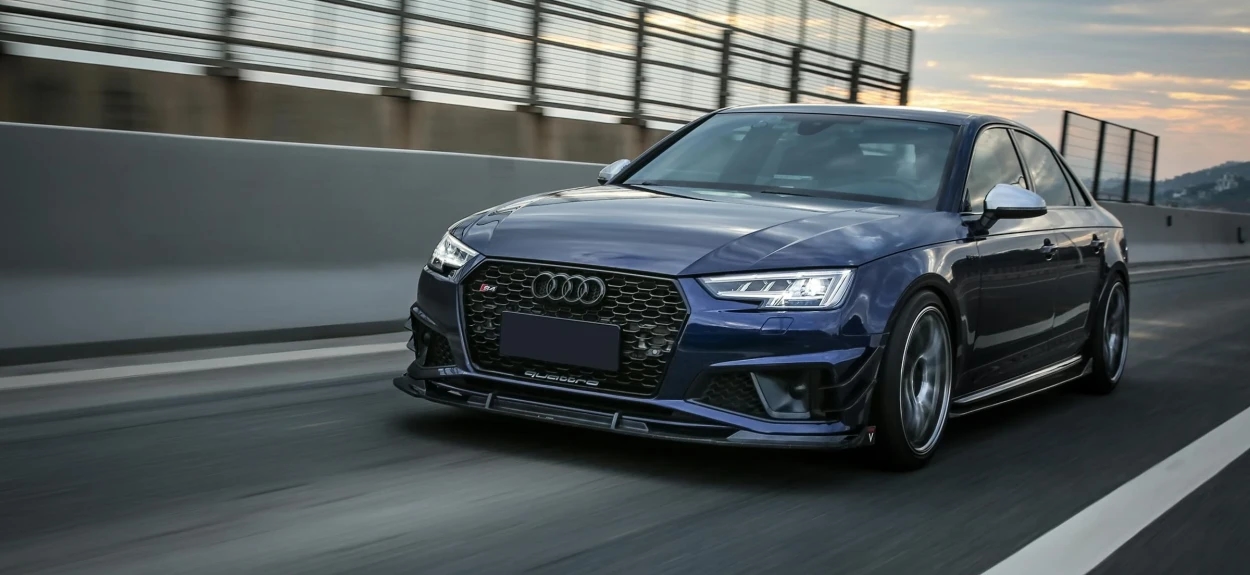 Moderni Audi sportski model u ubrzanju na putu