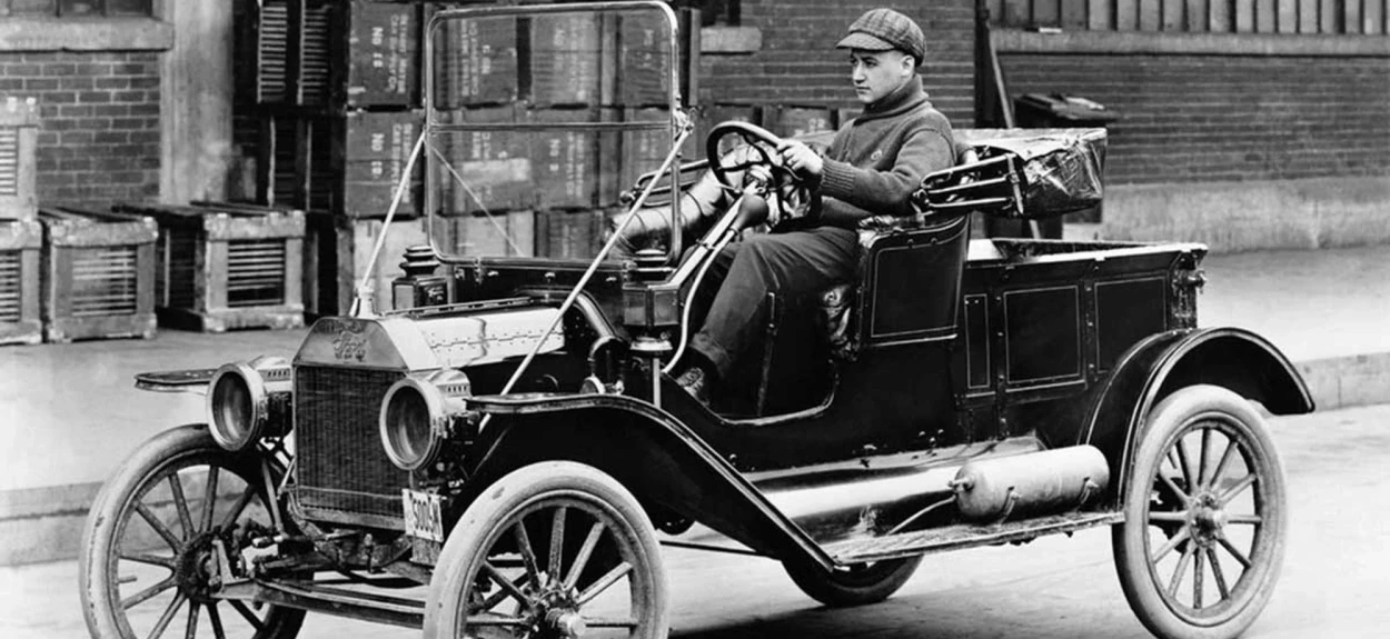 Henri Ford i Model T kao prvi masovno proizvedeni automobil koji je promenio industriju i učinio vozila dostupnim svima