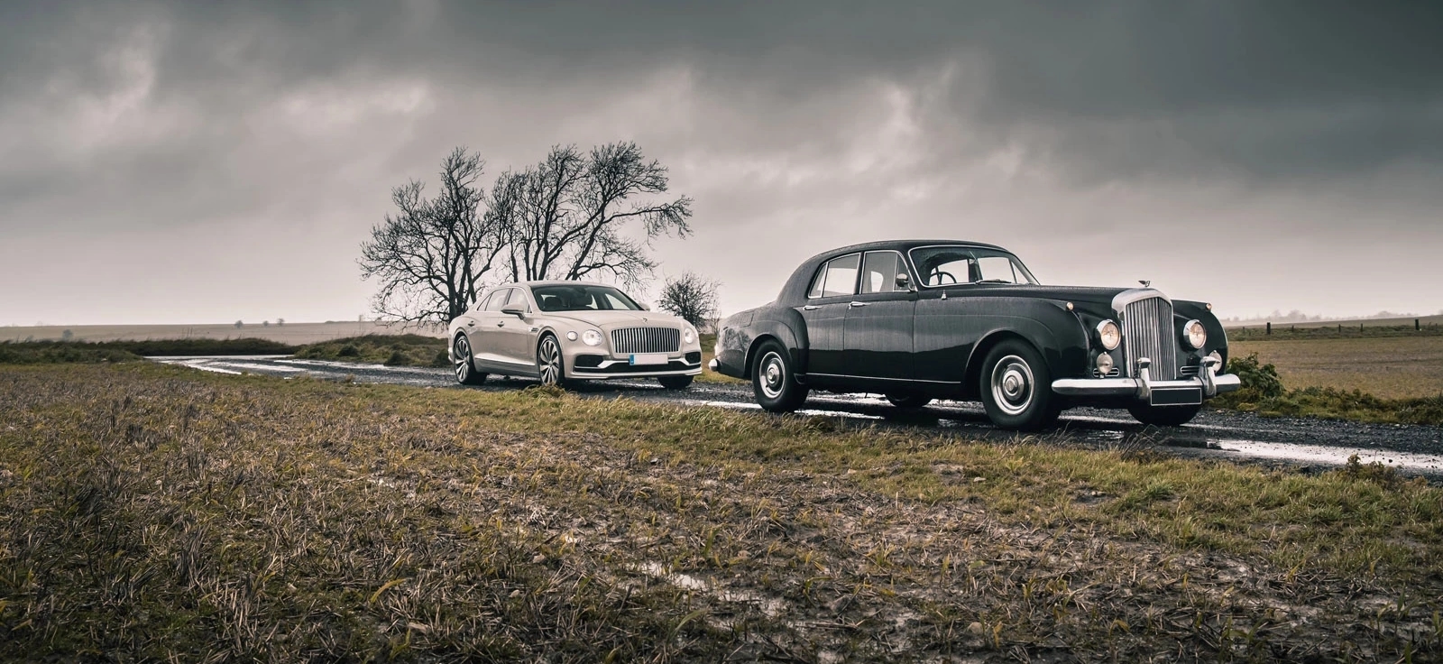 Različite generacije automobila koje prikazuju evoluciju od klasičnih modela do savremenih vozila