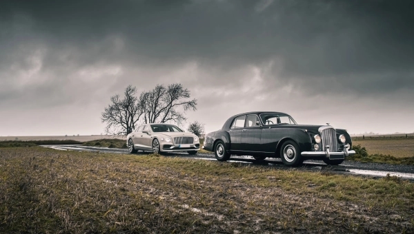 Različite generacije automobila koje prikazuju evoluciju od klasičnih modela do savremenih vozila