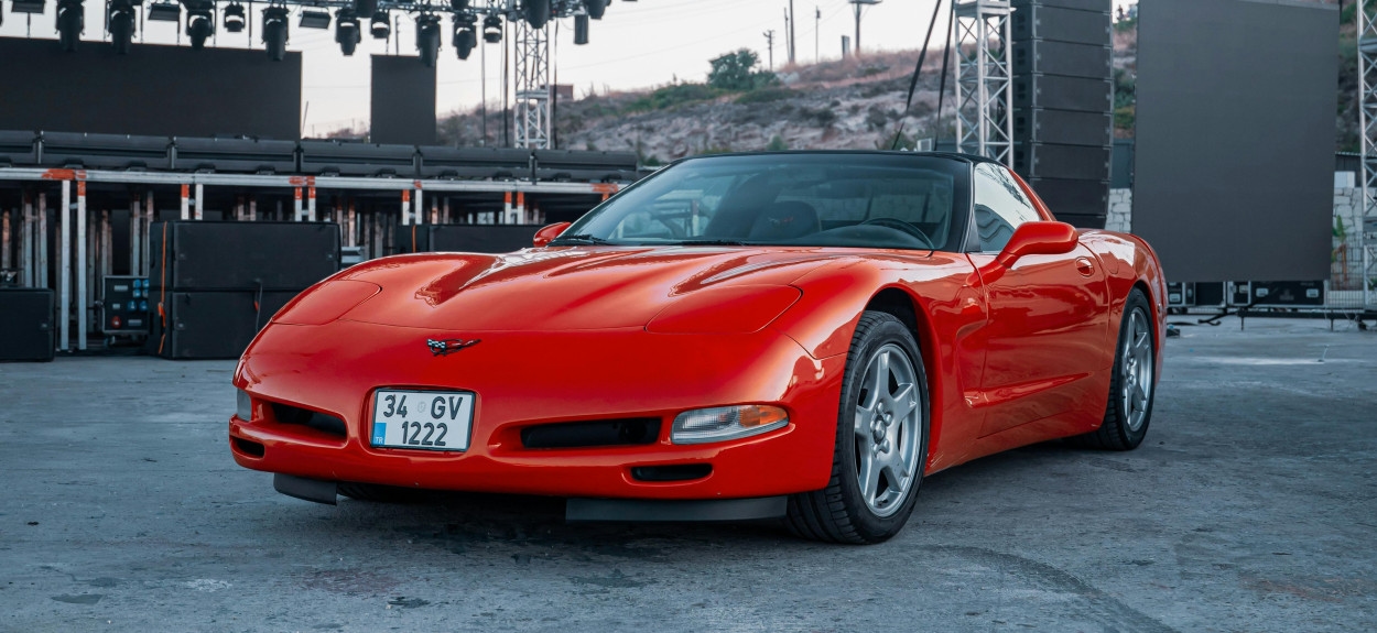 Crvena Chevrolet Corvette C5 kabriolet na otvorenoj bini, model koji je 1997. godine uveo revolucionarni LS1 motor i transaxle sistem