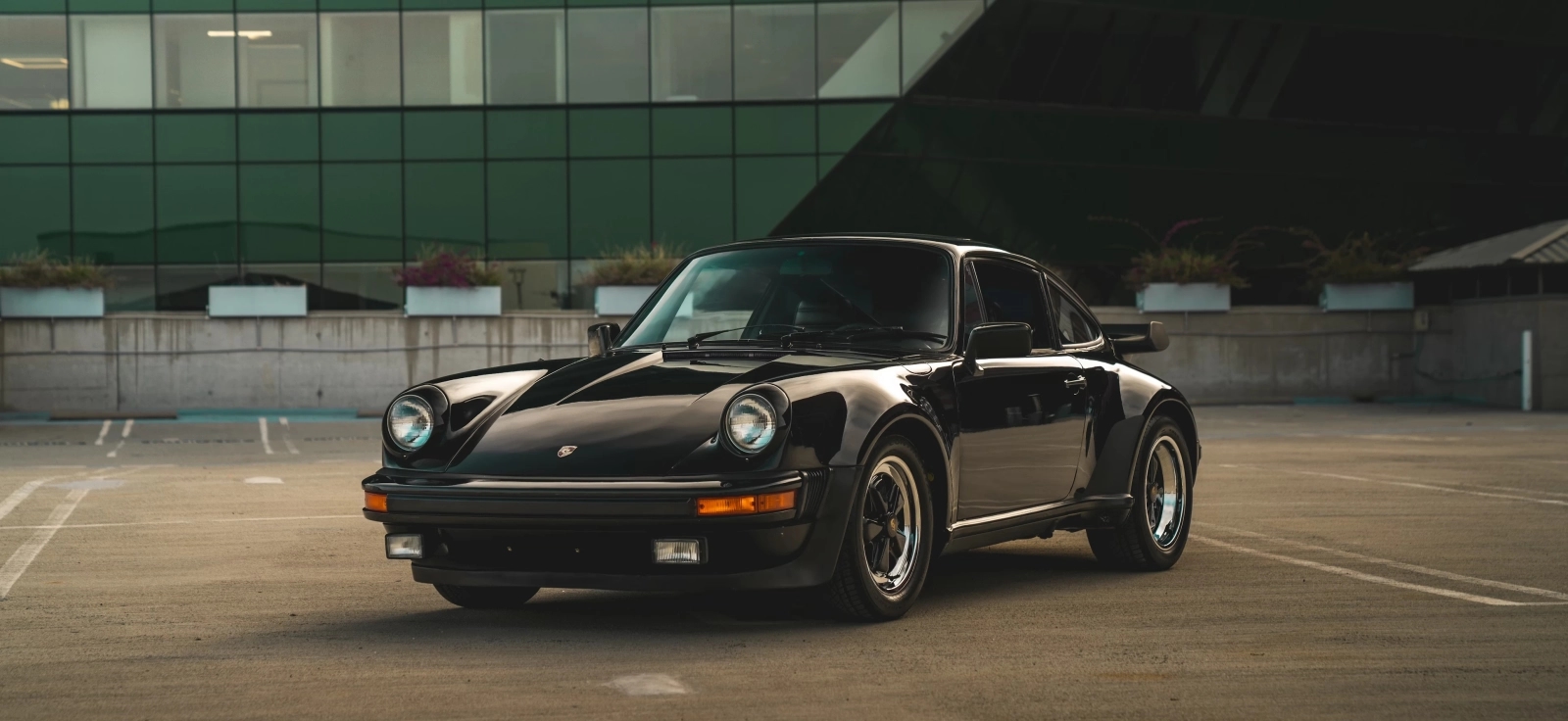 Porsche 911 Turbo 930 iz osamdesetih godina, model koji je započeo turbo revoluciju u evropskim sportskim automobilima