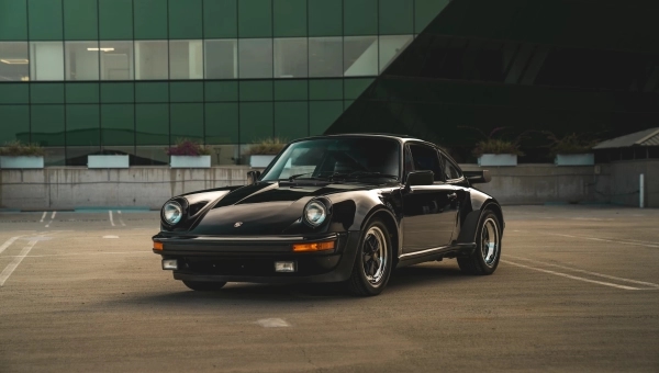 Porsche 911 Turbo 930 iz osamdesetih godina, model koji je započeo turbo revoluciju u evropskim sportskim automobilima