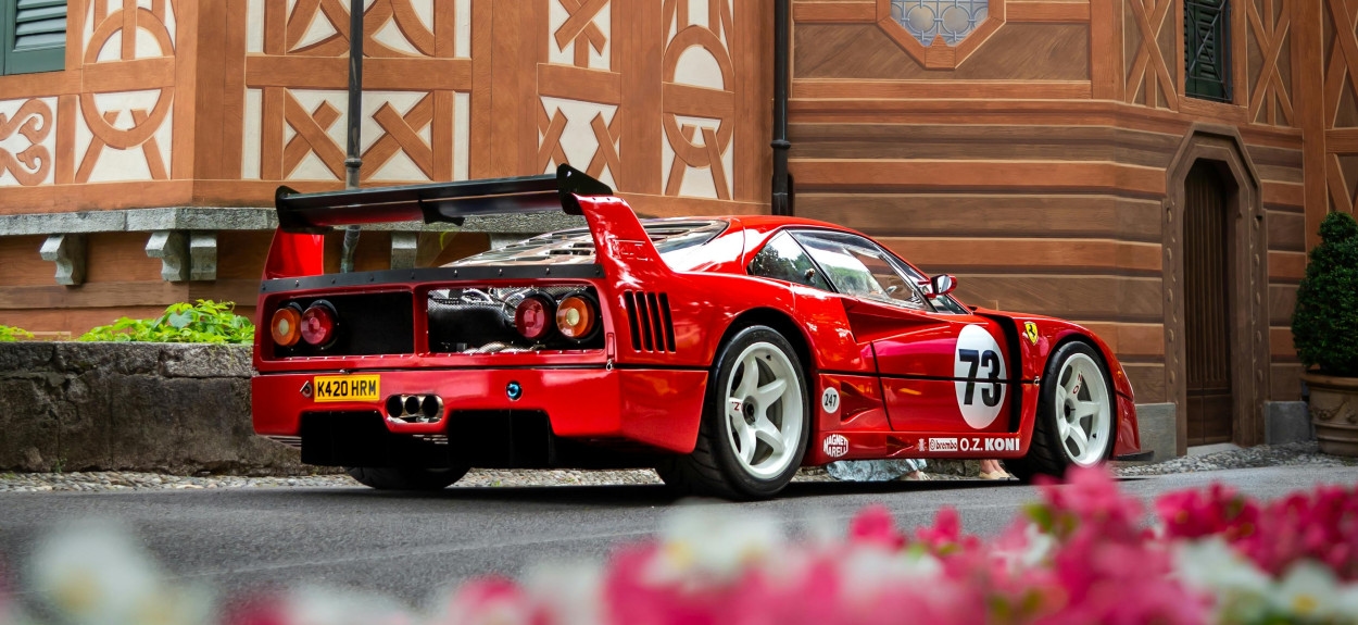 Ferrari F40 u trkačkoj specifikaciji parkiran ispred autentične italijanske vile, simbolizujući spoj istorijskog nasleđa Maranela i vrhunskih performansi