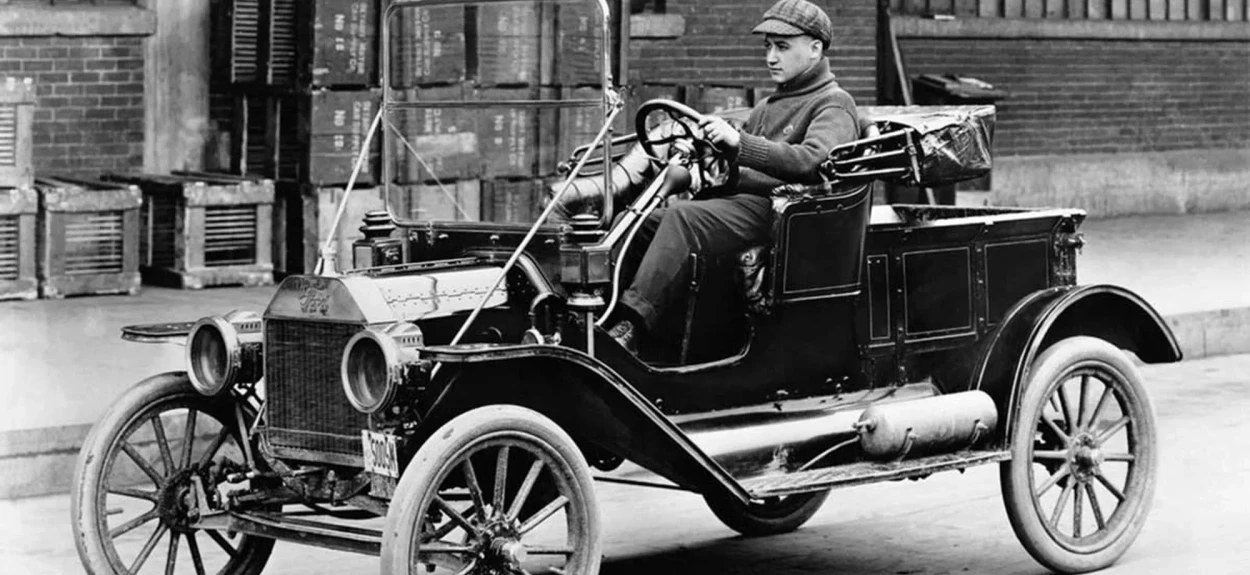 Crno-bela fotografija Ford Modela T iz 1910-ih – istorijski prikaz prvog narodnog automobila Henrija Forda