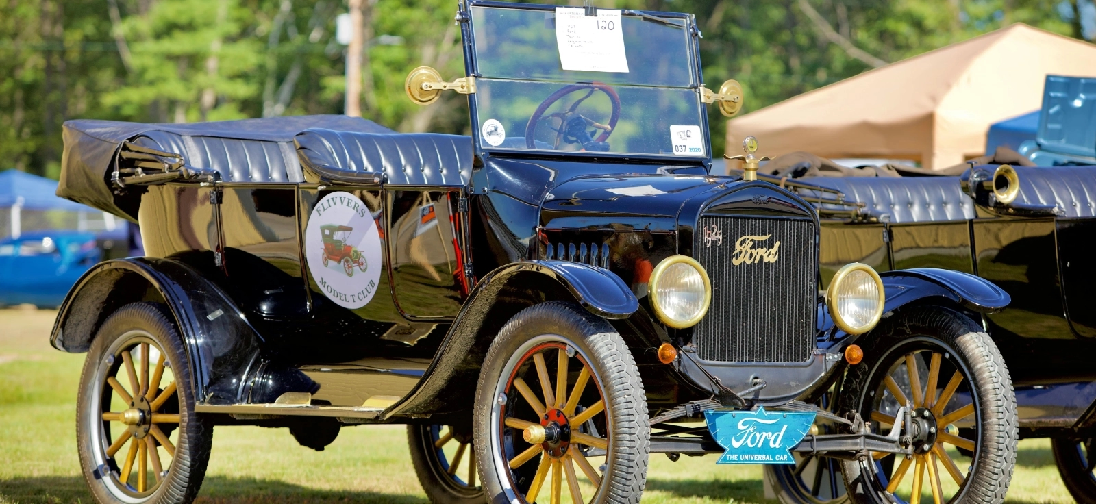 Ford Model T u boji – restaurirani klasični automobil, simbol masovne proizvodnje i prvog dostupnog auta za mase