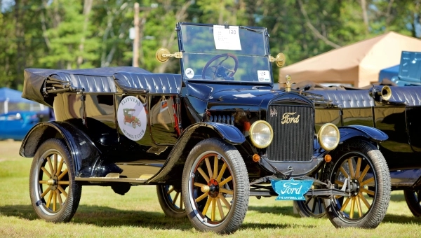 Ford Model T u boji – restaurirani klasični automobil, simbol masovne proizvodnje i prvog dostupnog auta za mase