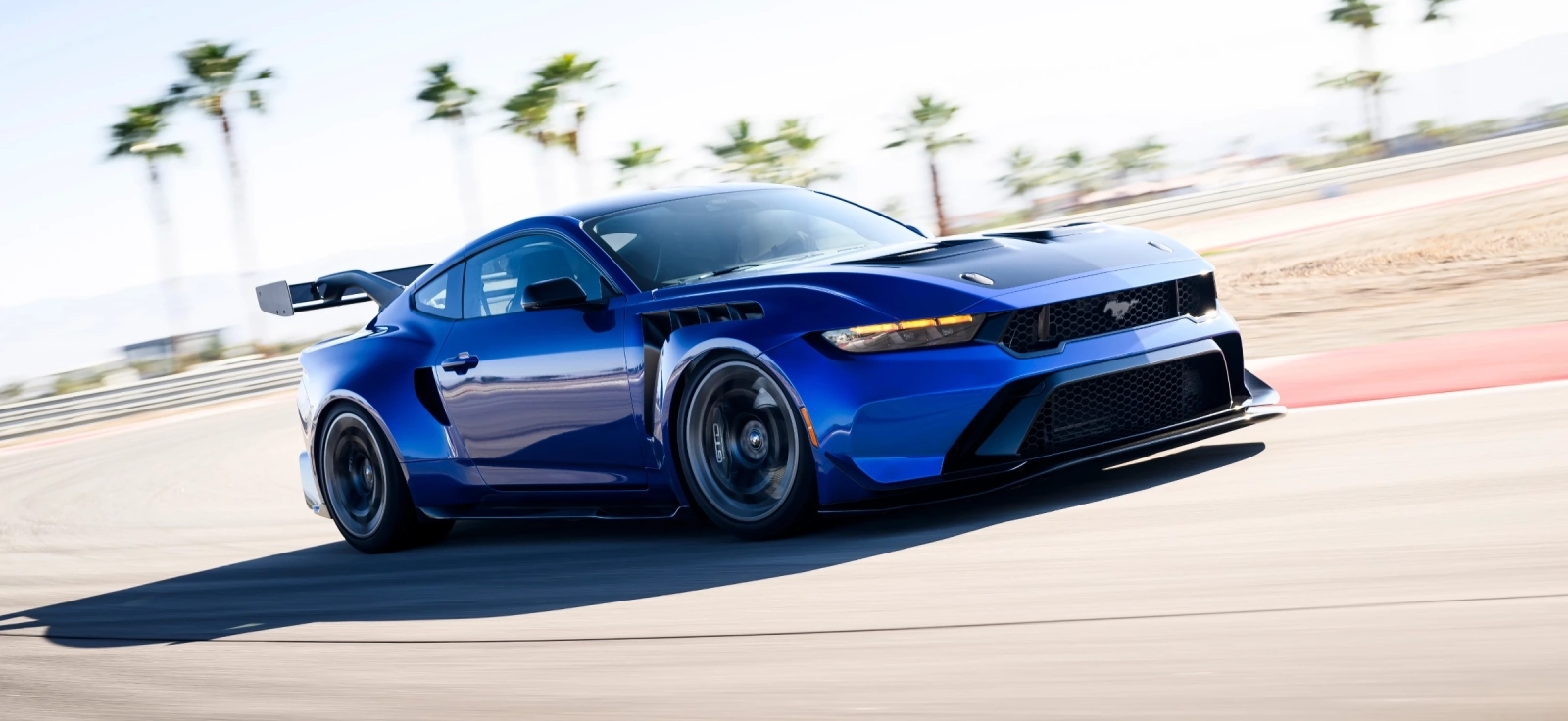 Plavi Ford Mustang GTD 2025 sa aktivnom aerodinamikom