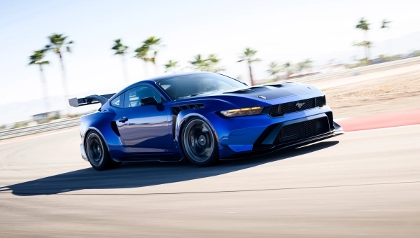 Plavi Ford Mustang GTD 2025 sa aktivnom aerodinamikom